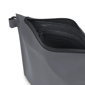 Johnny Urban Dry Bag 'Alfie' in Grau mit geöffnetem Reißverschluss und elastischem Innenfach
