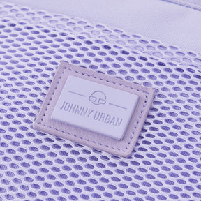 Nahaufnahme des Johnny Urban Logos auf der lilafarbenen Handtasche 'Maddy' mit Netzstruktur