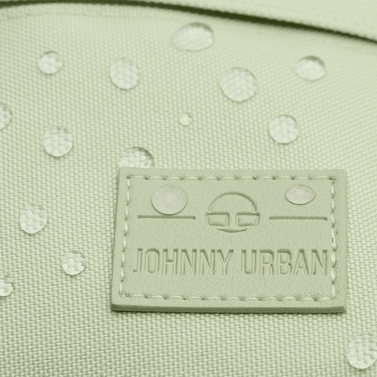 Wasserabweisendes Material einer beige Bauchtasche mit geprägtem Logo 'Johnny Urban'