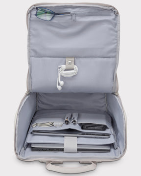 Geöffneter beiger Business-Rucksack 'Jasper' mit organisiertem Innenfach, Laptop, Kabeln, Kopfhörern und Brille