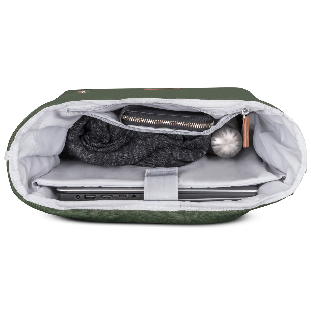 Offener grüner Rolltop Rucksack Adam Large mit Laptop, grauem Pullover, Geldbörse und Trinkflasche im Inneren