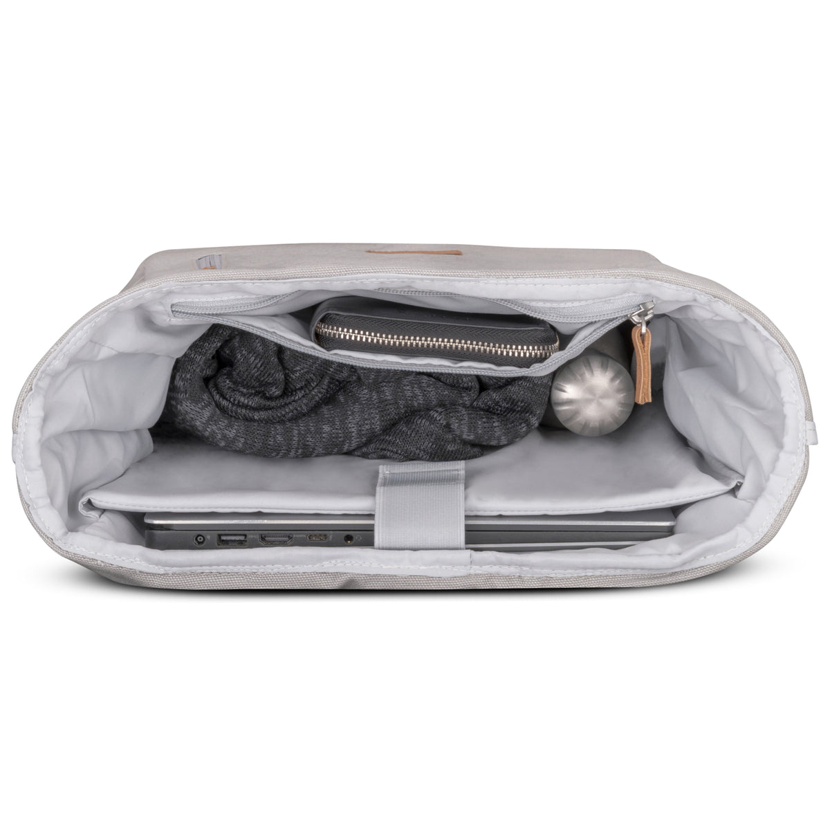 Innenansicht des Rolltop Rucksacks 'Adam Large' mit Laptopfach, Geldbörse, Schal und Trinkflasche