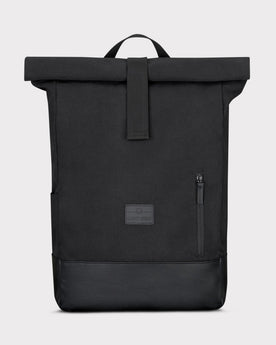 Schwarzer Rolltop Rucksack 'Adam Large' von Johnny Urban aus Canvas mit Lederboden und Frontreißverschluss