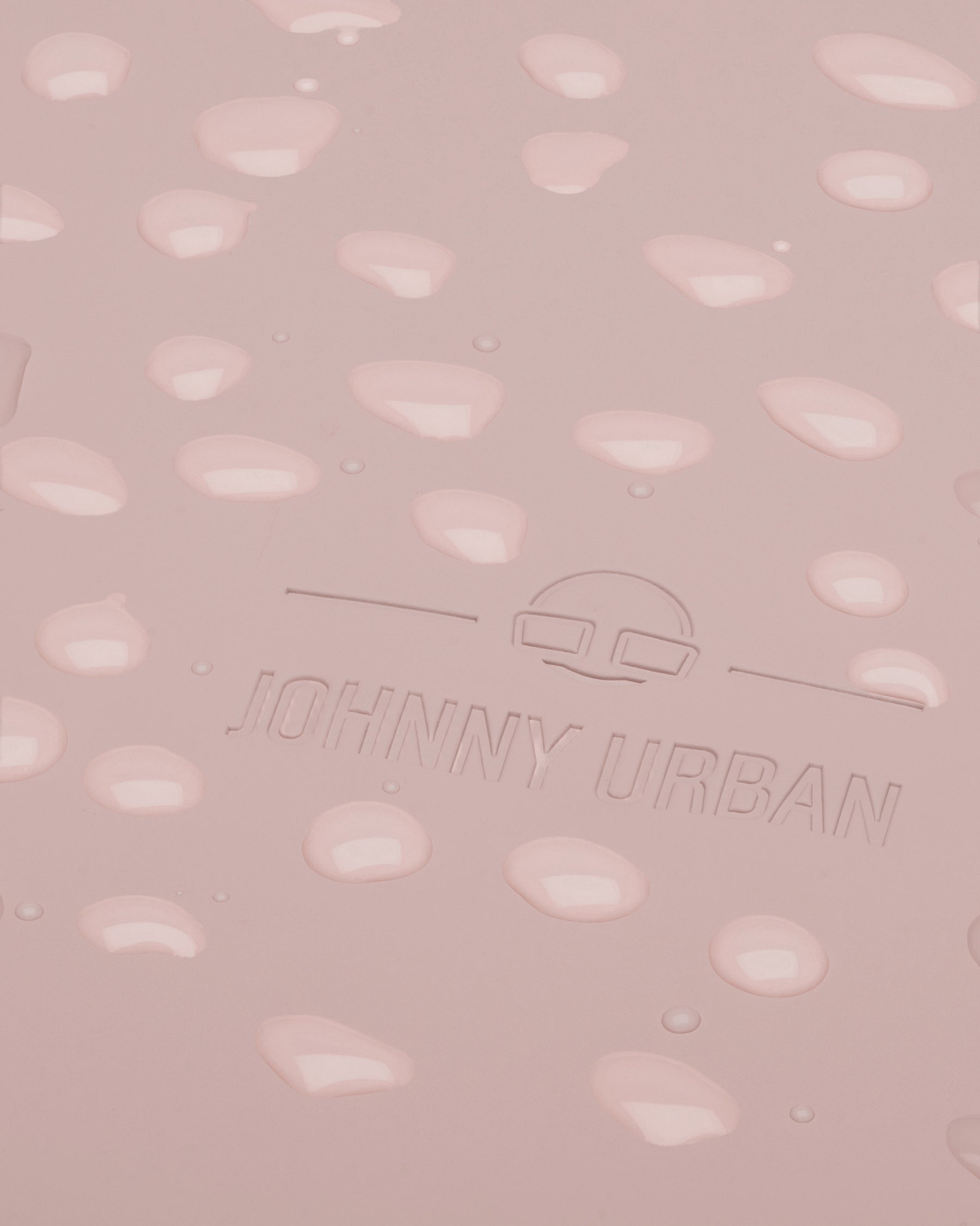 Nahe Ansicht eines rosa Rolltop-Rucksacks 'Harvey Medium' von Johnny Urban mit Wassertropfen auf der Oberfläche