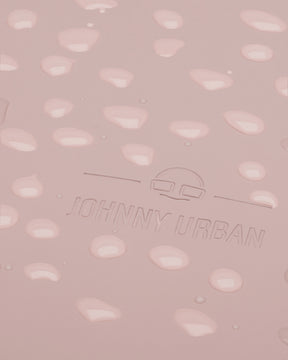 Nahaufnahme des rosa, regenfesten Damenrucksacks 'Hailey' von Johnny Urban mit Wassertropfen