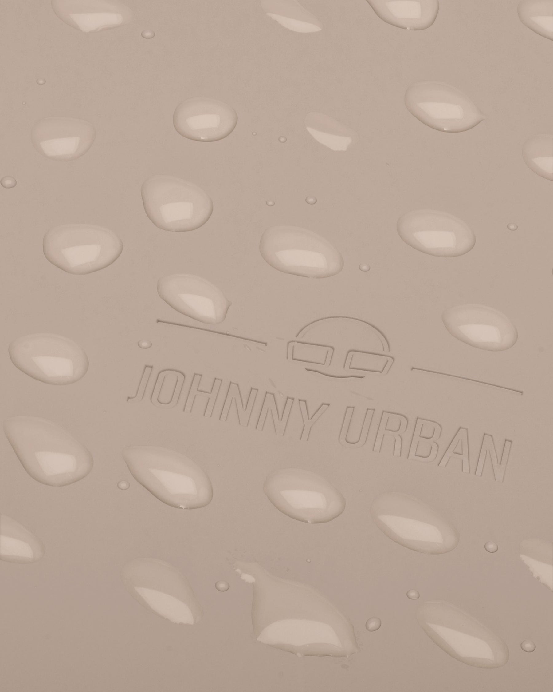 Nahaufnahme des wasserabweisenden Materials vom Damenrucksack 'Hailey' in Beige mit dem eingeprägten Johnny Urban Logo und Wassertropfen