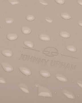 Wasserabweisendes Material des Johnny Urban Rucksacks 'Hailey' mit Wassertropfen auf beigem Stoff