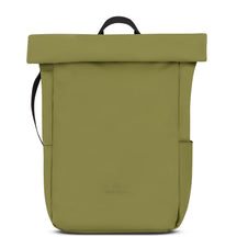 Johnny Urban Rolltop Rucksack Henry in olivgrün mit schlichtem Design und schwarzem Tragegriff