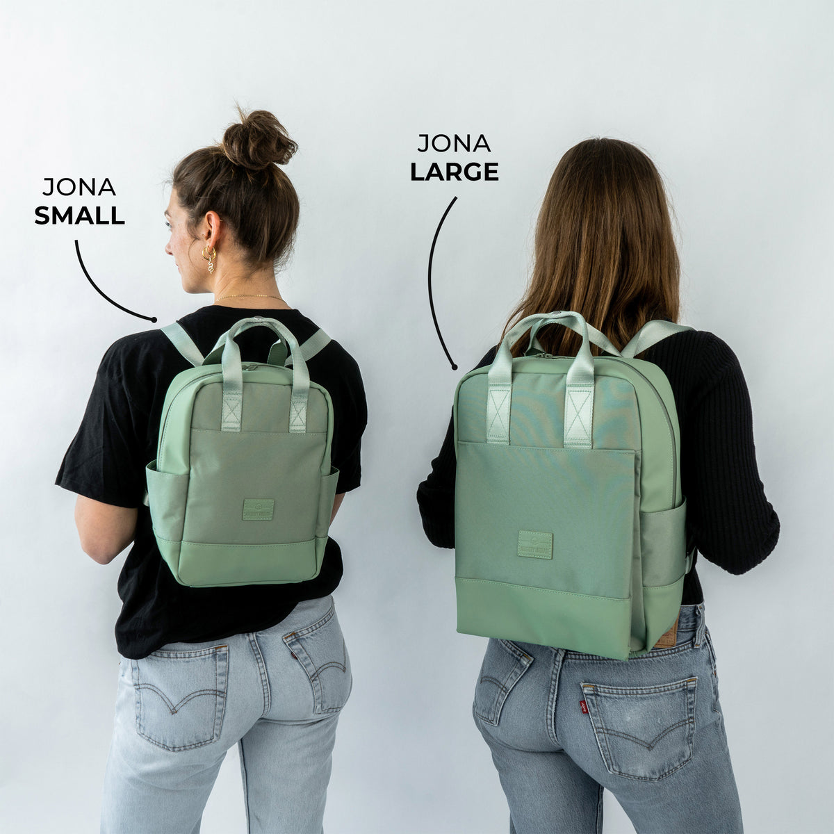 Zwei Personen tragen Jona Rucksäcke in verschiedenen Größen, links Small, rechts Large, beide grün und rechteckig