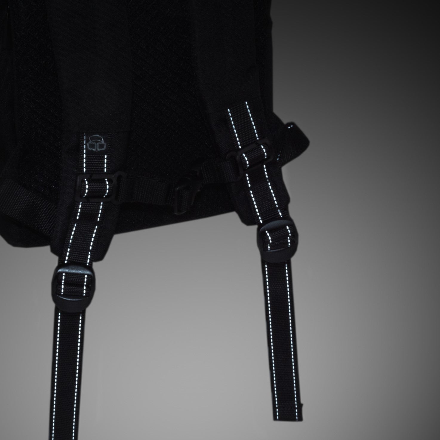 Reflektierende Schulterriemen des Kinderrucksacks 'Liam' von Johnny Urban in Dunkelheit