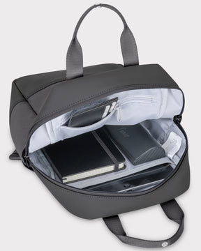 Dunkelgrauer Rucksack 'Jona Small' mit geöffnetem Hauptfach, Innenfächern und Notebook, Geldbörse, Notizbuch und Tablet darin