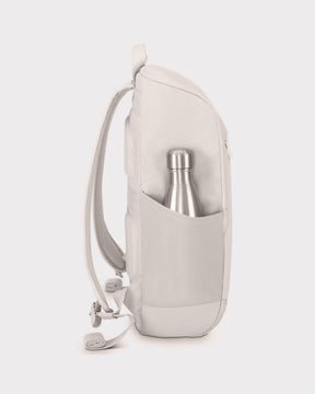 Beiger Business-Rucksack 'Jasper' mit seitlicher Außentasche und darin steckender silberner Trinkflasche