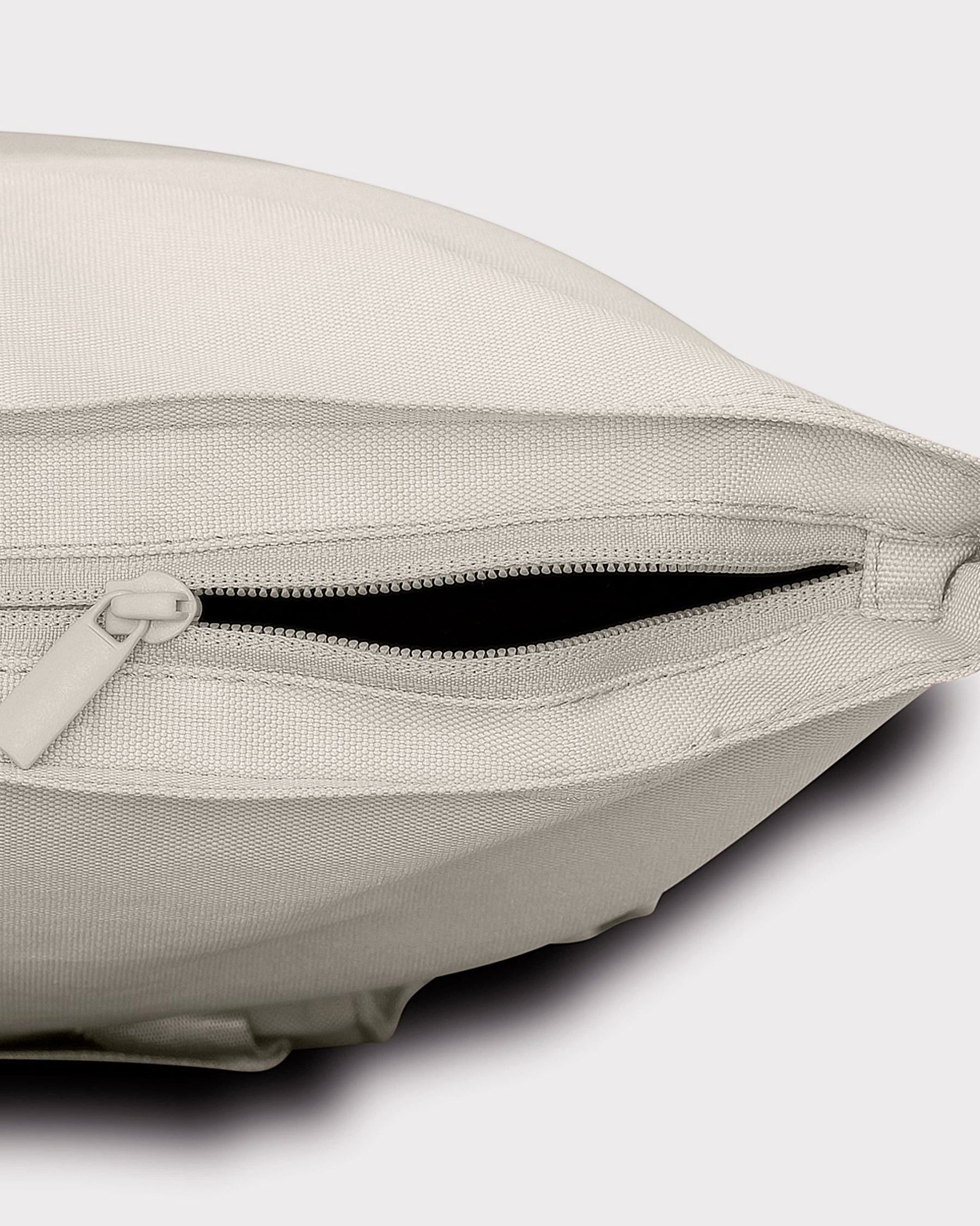 Rolltop Rucksack Robin Large in sandbeige mit Reißverschlussdetail