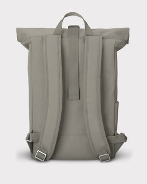 Rückseite des Johnny Urban Rolltop Rucksacks 'Robin Large' in desertgrey mit gepolsterten Schulterriemen und Trageschlaufe