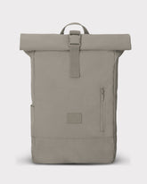 Rolltop-Rucksack Robin Medium in desertgrau mit Frontreißverschluss und geprägtem Johnny Urban Logo