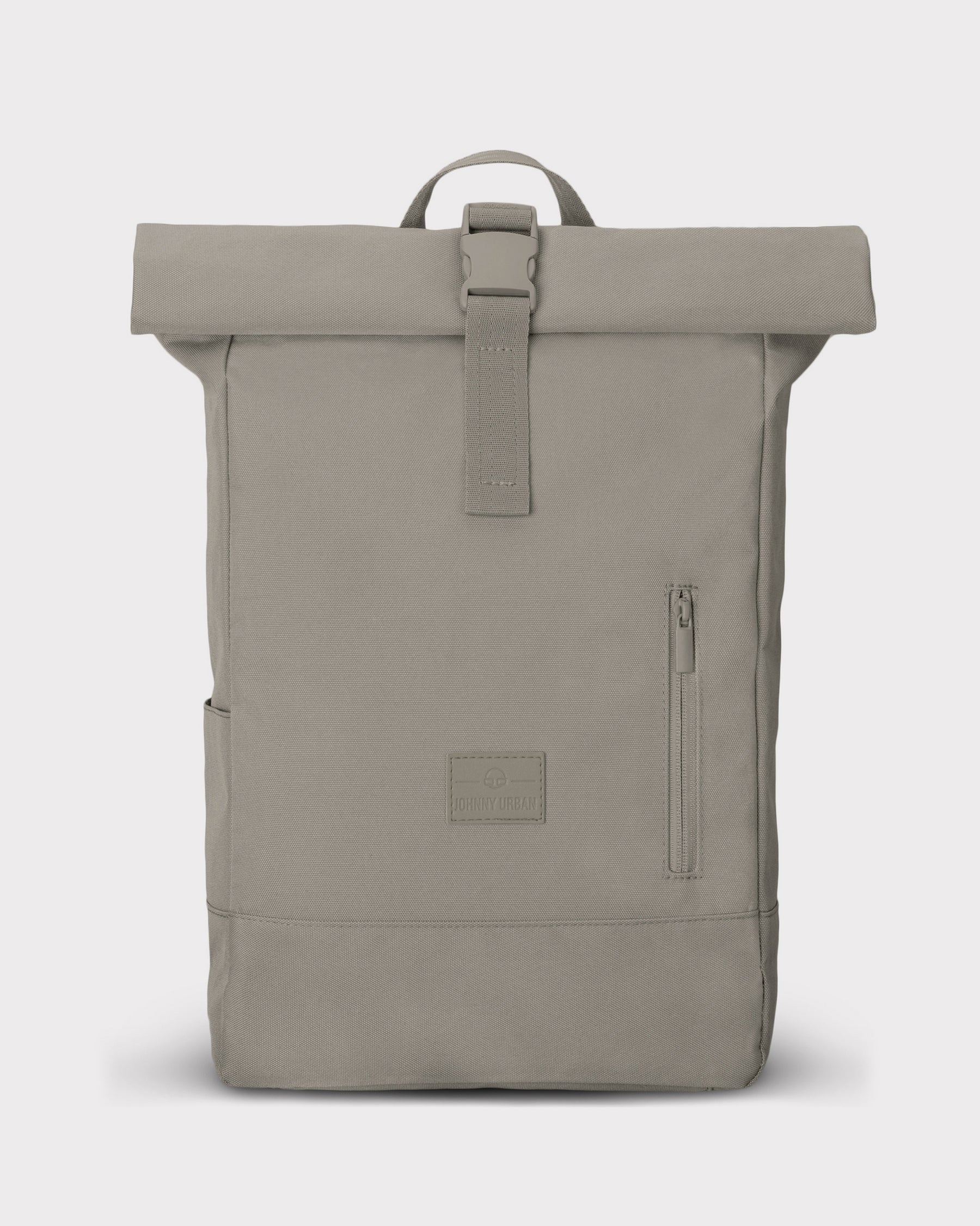 Rolltop-Rucksack Robin Medium in desertgrau mit Frontreißverschluss und geprägtem Johnny Urban Logo