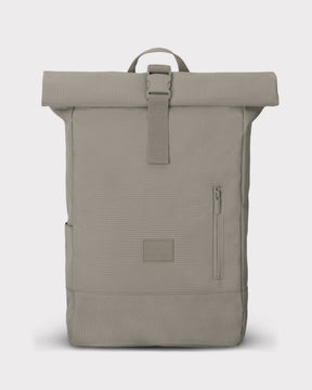 Rolltop-Rucksack Robin Medium in desertgrau mit Frontreißverschluss und geprägtem Johnny Urban Logo
