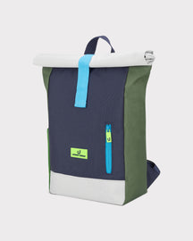 Rolltop Kinderrucksack 'Aaron' von Johnny Urban in Blau mit grünem Rand, seitlichem Reißverschlussfach mit Buntstiften