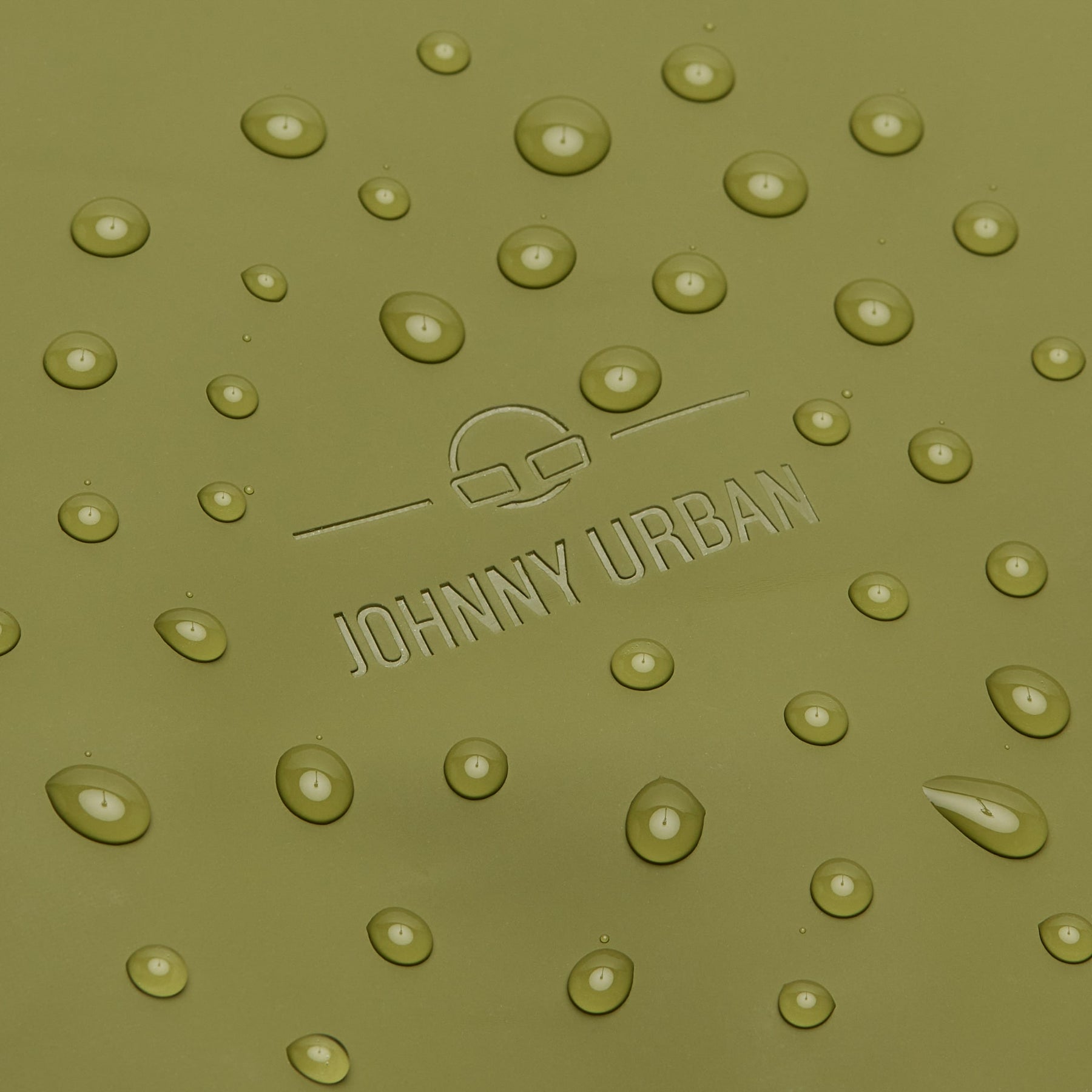 Olivegrüner Rolltop-Rucksack "Harvey Medium" von Johnny Urban mit wasserabweisender Oberfläche und Wassertropfen
