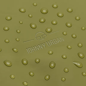 Olivegrüner Rolltop-Rucksack "Harvey Medium" von Johnny Urban mit wasserabweisender Oberfläche und Wassertropfen
