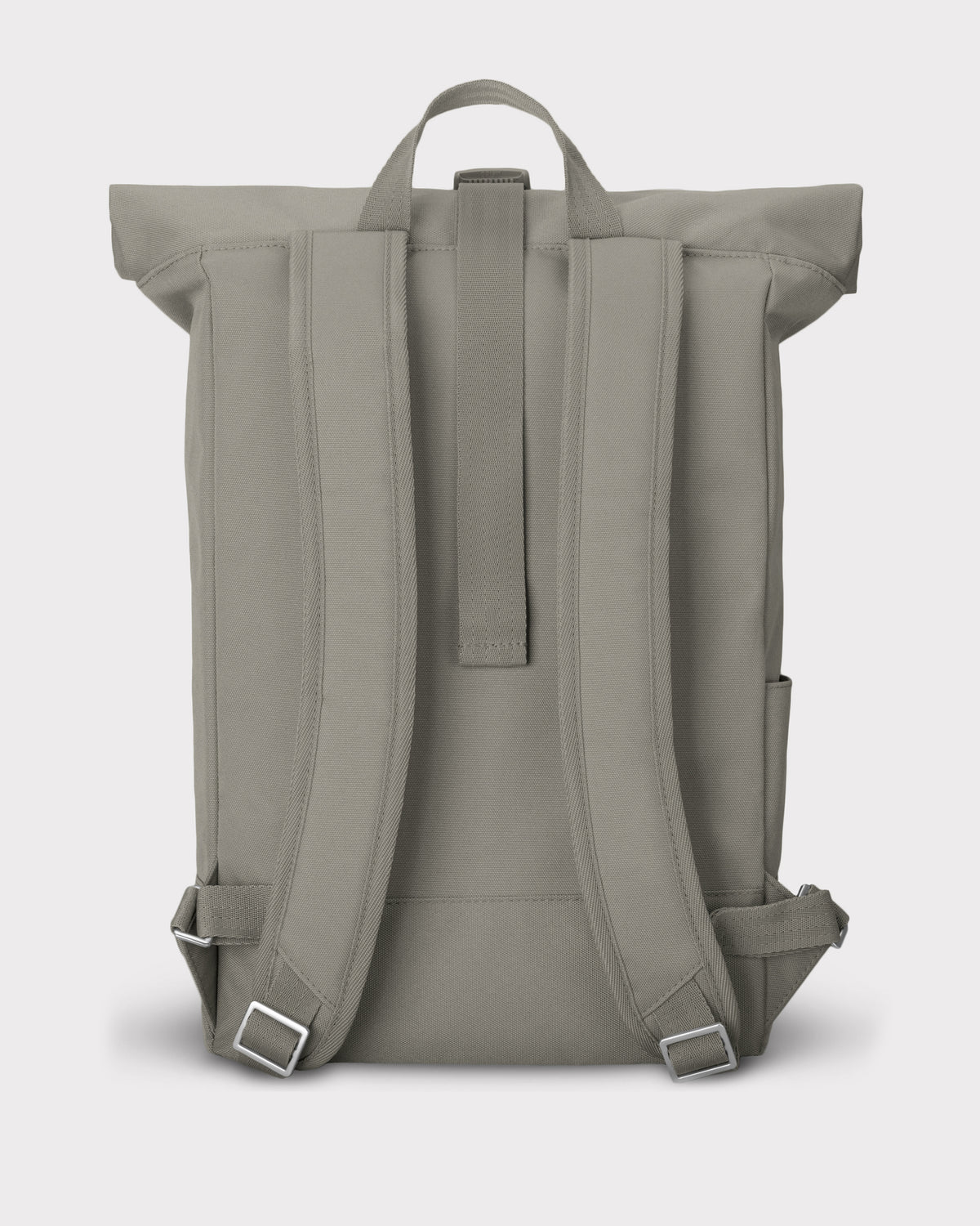 Rückansicht des Johnny Urban Rolltop Rucksacks 'Robin Medium' in desert-grau mit gepolsterten Schulterriemen und Trageschlaufe