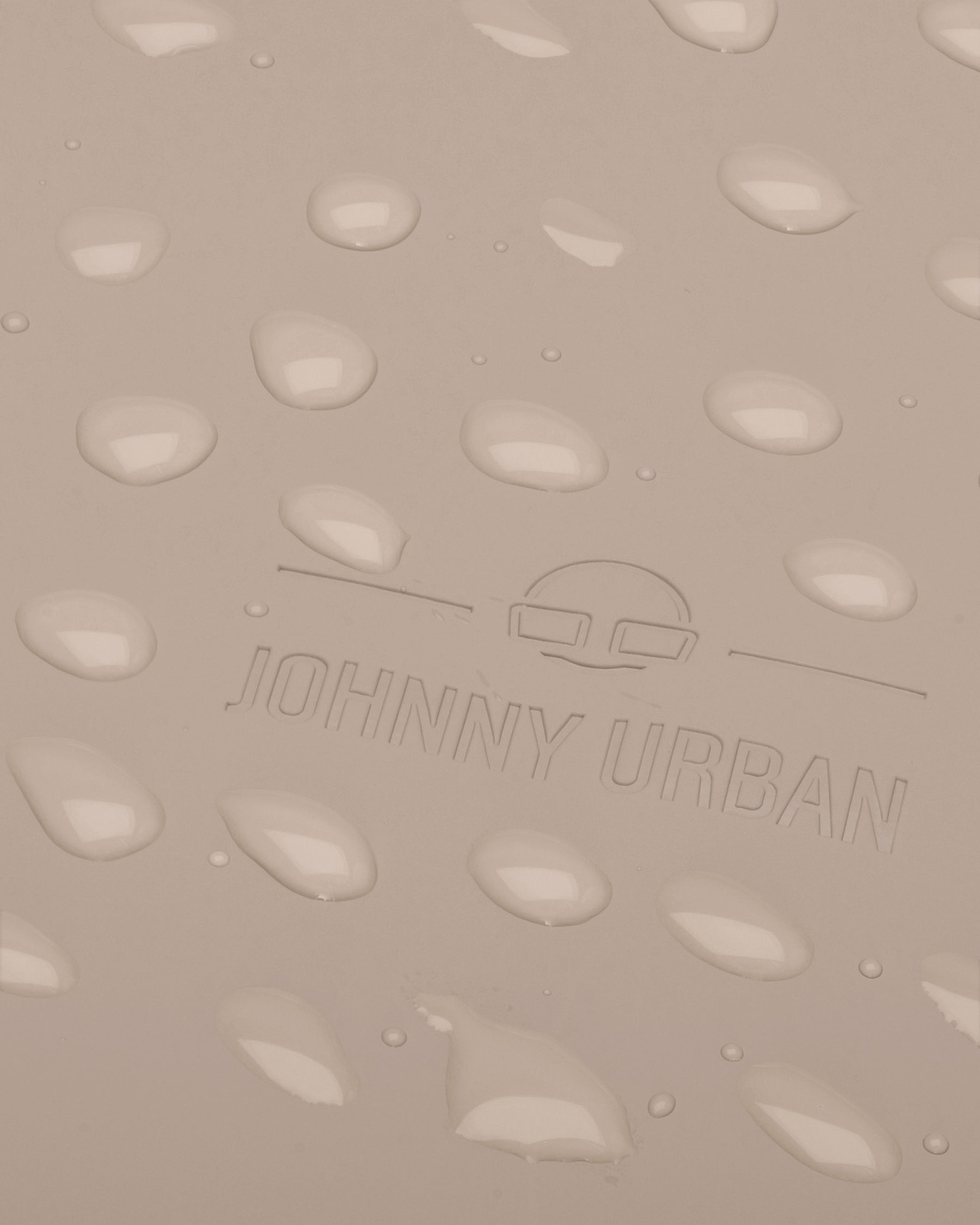 Wasserabweisende Oberfläche des Johnny Urban Rolltop Rucksacks 'Harvey Medium' mit Wassertropfen
