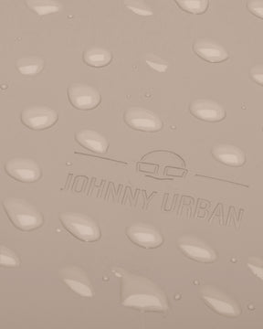 Wasserabweisende Oberfläche des Johnny Urban Rolltop Rucksacks 'Harvey Medium' mit Wassertropfen