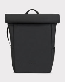 Schwarzer Rolltop-Rucksack 'Henry' von Johnny Urban mit schlichtem Design und seitlichen Taschen