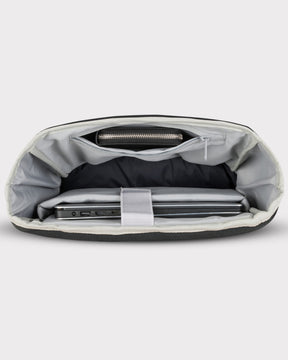 Geöffneter schwarzer Rolltop Rucksack Henry mit Laptopfach und Reißverschlusstasche innen
