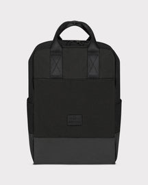 Schwarzer Rucksack 'Jona Large' von Johnny Urban mit zwei Trageschlaufen und Außentaschen