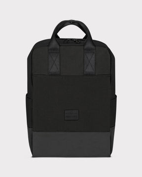 Schwarzer Rucksack 'Jona Large' von Johnny Urban mit zwei Trageschlaufen und Außentaschen