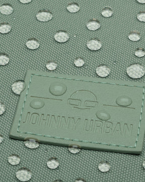 Nahaufnahme der wasserabweisenden Oberfläche und Markenprägung des Rucksacks 'Jona Small' von Johnny Urban
