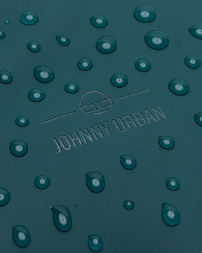 Nahaufnahme des petrolfarbenen Johnny Urban Rolltop Rucksacks 'Henry' mit Wasserperlen auf der Oberfläche