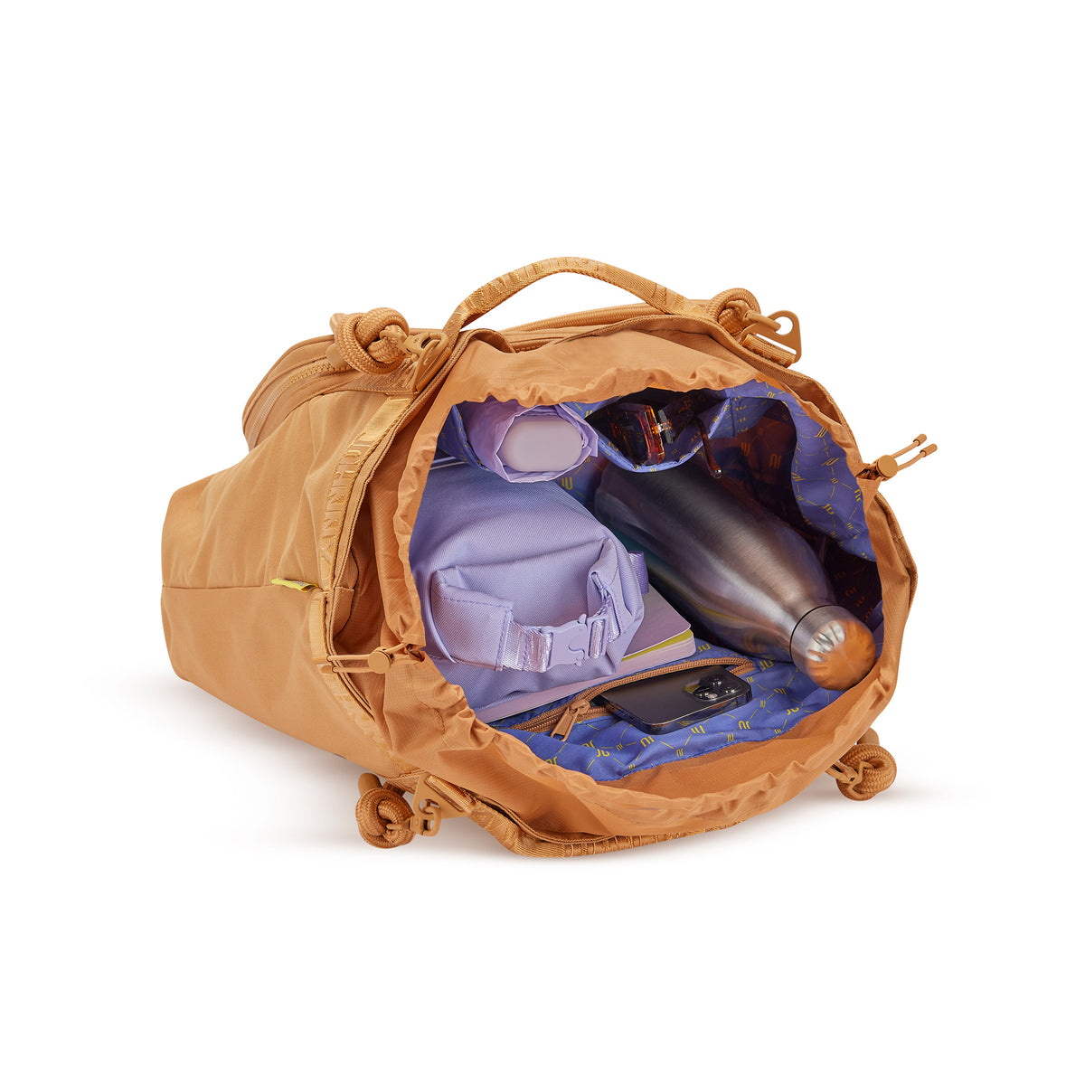 Shopper Tasche 'Cassie' in karamellbraun geöffnet mit sichtbarem Innenfutter und Inhalt, darunter Wasserflasche, Notebook, Handy