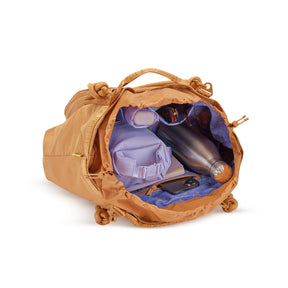 Shopper Tasche 'Cassie' in karamellbraun geöffnet mit sichtbarem Innenfutter und Inhalt, darunter Wasserflasche, Notebook, Handy