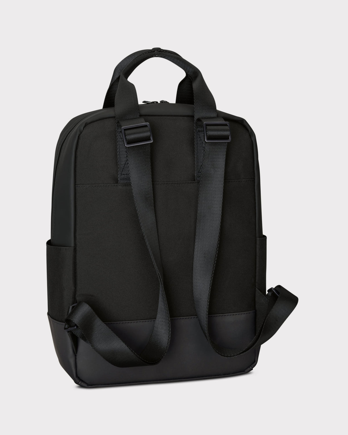 Schwarzer Tagesrucksack 'Jona Medium' von Johnny Urban mit verstellbaren Schultergurten und seitlichen Taschen