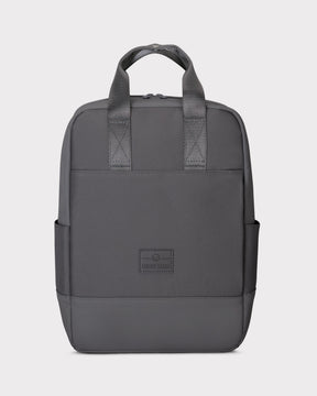Grauer Damen-Tagesrucksack 'Jona Medium' von Johnny Urban mit zwei kurzen Henkeln und seitlichen Taschen