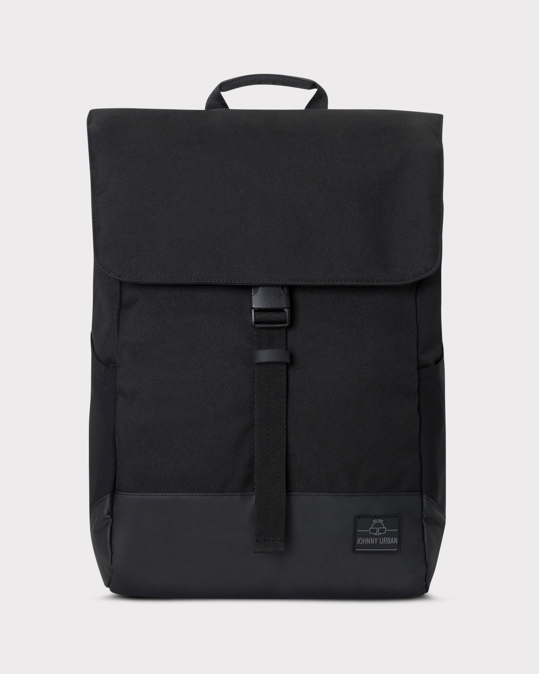 Schwarzer Tagesrucksack 'Mika' von Johnny Urban mit Klappe und Verschlussriemen