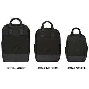 Drei Johnny Urban Jona Rucksäcke in den Größen Large, Medium und Small in schwarz mit grauem Boden